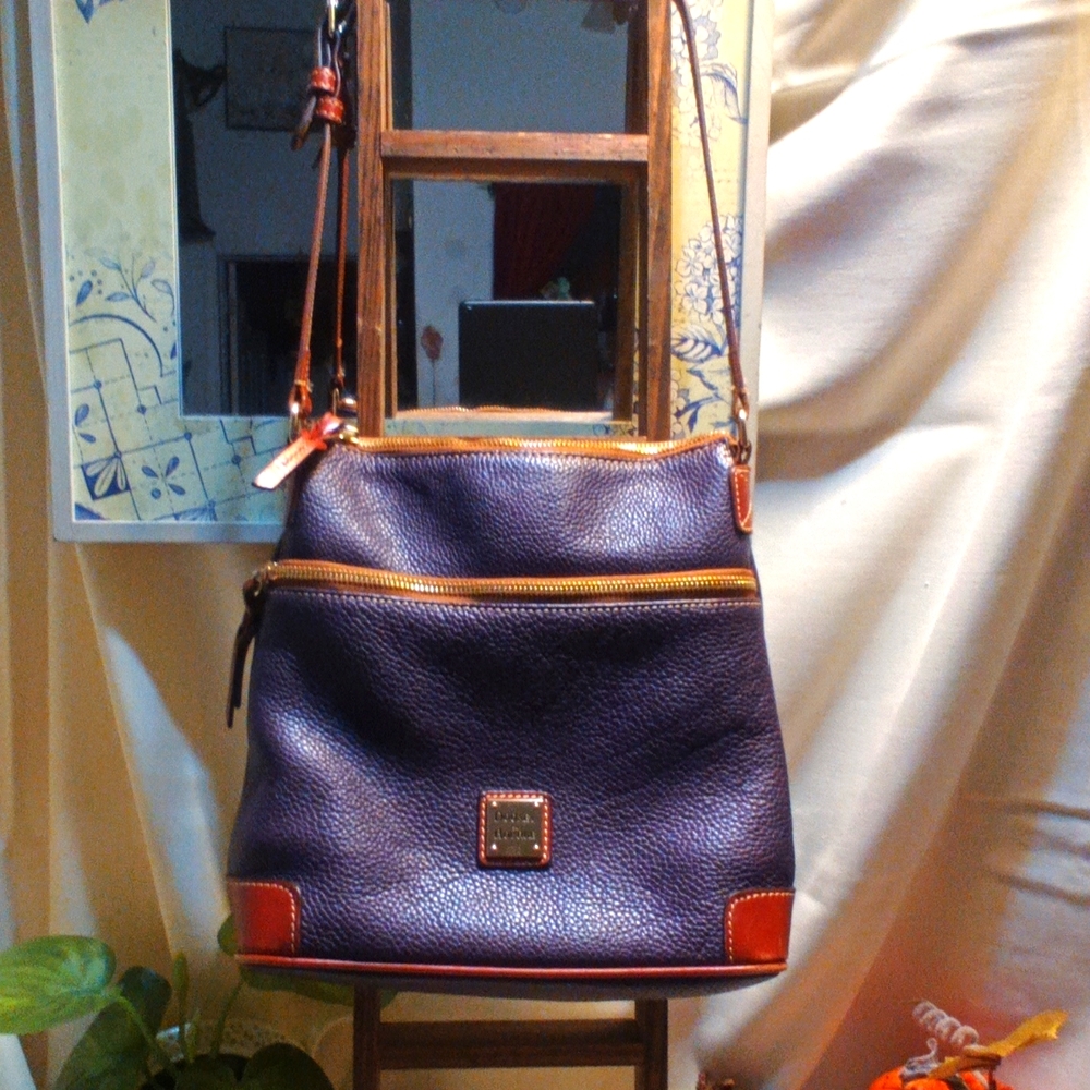DOONEY & BOURKE MED SIZE PURSE